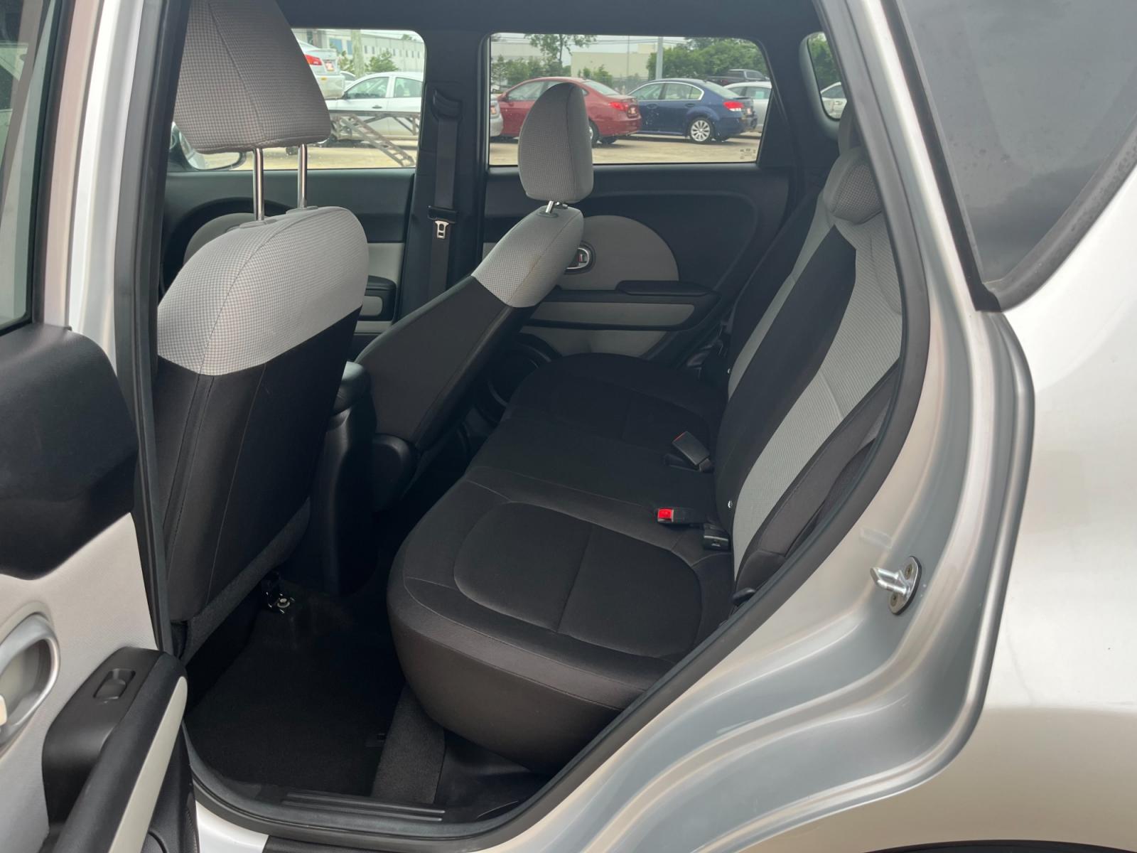 2016 SILVER /black Kia Soul Base 6A (KNDJN2A28G7) with an 1.6L L4 DOHC 16V engine, 6A transmission, located at 14700 Tomball Parkway 249, Houston, TX, 77086, (281) 444-2200, 29.928619, -95.504074 - Photo #9